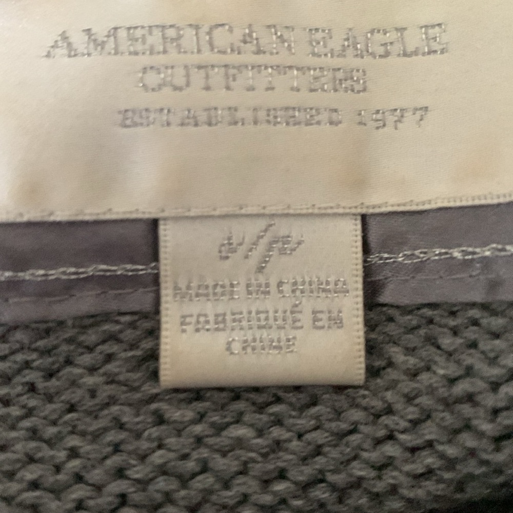 3/$15 AEO 💯% cotton gray sweater size small - Picture 4 of 4